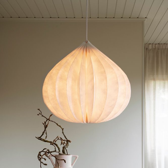 Lampa zewnętrzna wisząca tyvek biała Onion 48cm zapalona